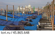 Gondolas on Canal Grande in Venice, Italy (2017 год). Стоковое видео, видеограф Михаил Коханчиков / Фотобанк Лори