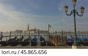 Gondolas on Canal Grande in Venice, Italy (2017 год). Стоковое видео, видеограф Михаил Коханчиков / Фотобанк Лори