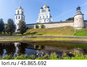 View of the medieval Pskov Kremlin (Krom) and the embankment of the Pskova river in summer day. Pskov, Russia (2024 год). Стоковое фото, фотограф FotograFF / Фотобанк Лори