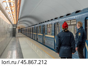 Поезд стоит у платформы. Дежурная по станции. Станция Петербургского метрополитена «Горный институт». Город Санкт-Петербург. Редакционное фото, фотограф Румянцева Наталия / Фотобанк Лори