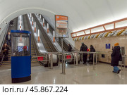 Работающие эскалаторы. Станция Петербургского метрополитена «Горный институт» вскоре после её открытия. Город Санкт-Петербург. Редакционное фото, фотограф Румянцева Наталия / Фотобанк Лори