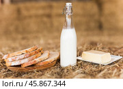Rustic breakfast of milk, fresh wheat bread and butter in the hayloft. Стоковое фото, фотограф Татьяна Яцевич / Фотобанк Лори