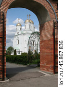View of the zimnensky monastery through the arch. Стоковое фото, фотограф Сергей Бочаров / Фотобанк Лори