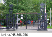 Входная группа в парк Якутова со стороны улицы Карла Маркса, город Уфа, Башкирия (2019 год). Редакционное фото, фотограф Алексей Иванов / Фотобанк Лори
