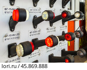 Стенд с указателями габаритов для грузовиков, придорожный магазин автозапчастей на трассе М4 "Дон" Редакционная иллюстрация, иллюстратор Вячеслав Палес / Фотобанк Лори