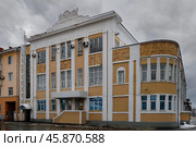 Здание с барельефами на фасаде. Самара, клуб Швейников. Некрасовская, 27. Редакционное фото, фотограф Александр Селезнев / Фотобанк Лори