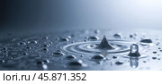 Water droplet creating ripple on clean surface with smooth reflections, macro shot of fresh splash, close-up image of liquid purity and motion. Стоковое AI-изображение, AI-художник Павел Муравьев / Фотобанк Лори