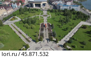 Казань - полив клумб в Парке Тысячелетия (аэросъемка 2022 года) Стоковое видео, видеограф Владислав Самошкин / Фотобанк Лори