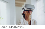 Happy smiling woman Afro American black in futuristic style virtual reality headset in a bright room, in white clothes. In low poly style, showing intelligent AI model with accurate wireframe design. Стоковое AI-видео, аниматор ALLA YURTAYEVA / Фотобанк Лори