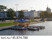Екатеринбург, Городской пруд: прокат весельных лодок и прогулки на катерах (2019 год). Редакционное фото, фотограф Алексей Иванов / Фотобанк Лори
