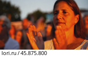 Woman Applauding in an Outdoor Audience at Sunset. Стоковое видео, видеограф Данил Руденко / Фотобанк Лори