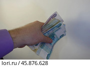 Деньги в руке. Money in hand. Стоковое фото, фотограф Юрий Пуликов / Фотобанк Лори