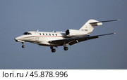 OE-HOH Bombardier Challenger 605 landing at Barcelona Airport (2020 год). Редакционное фото, фотограф Яков Филимонов / Фотобанк Лори