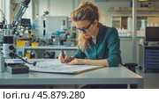 Young female engineer drawing schematics in a laboratory. Стоковое AI-видео, аниматор Юрий Поздников / Фотобанк Лори