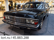Close up photo of GAZ-14 Chaika, Soviet vintage car. Редакционное фото, фотограф EugeneSergeev / Фотобанк Лори