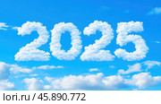 Мечтательные облачные числа 2025 на ярко-голубом небе для вдохновляющего дизайна. Стоковое AI-изображение, AI-художник ФотоИнтеллект / Фотобанк Лори