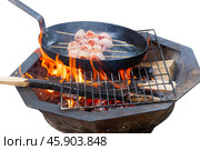 Старый котел для приготовления пищи на костре на белом фоне. Big black kettle for campfire on white. Стоковое фото, фотограф Татьяна Д / Фотобанк Лори