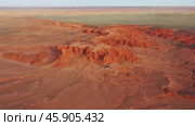 Bayanzag flaming cliffs at sunset in Mongolia. Стоковое видео, видеограф Михаил Коханчиков / Фотобанк Лори