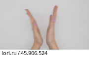 Two female hands clapping. Hand signs on a light background. Стоковое видео, видеограф Катерина Белякина / Фотобанк Лори