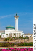 Sharm El Sheikh, Egypt - November 13, 2024: Minaret in traditional oriental style against the blue sky and landscape of the Al Salam Mosque. Редакционное фото, фотограф Григорий Стоякин / Фотобанк Лори