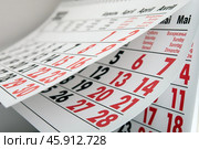 Переворачивание листов календаря с черными и красными цифрами / Flipping of calendar sheets with black and red numbers. Стоковое фото, фотограф Петроченко Мария Петровна / Фотобанк Лори