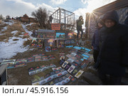 Монастырь Севанаванк зимой. Картины на земле около сувенирной лавки. Стоковое фото, фотограф Evgenia Shevardina / Фотобанк Лори