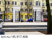 Городской пейзаж. Вход в парк "Орленок". Воронеж. Редакционное фото, фотограф Владимир Шибаев / Фотобанк Лори