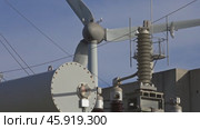 Spinning wind turbine and electrical equipment. Стоковое видео, видеограф Михаил Коханчиков / Фотобанк Лори