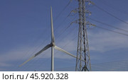 Spinning wind turbine and electrical equipment. Стоковое видео, видеограф Михаил Коханчиков / Фотобанк Лори