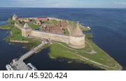 Aerial around view on fortress Oreshek in Russia (2018 год). Стоковое видео, видеограф Михаил Коханчиков / Фотобанк Лори