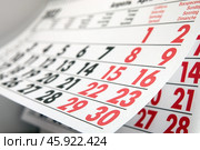 Переворачивание листов календаря с черными и красными цифрами / Flipping of calendar sheets with black and red numbers. Стоковое фото, фотограф Петроченко Мария Петровна / Фотобанк Лори