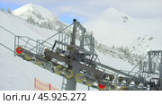 chair lift for skiing. Стоковое видео, видеограф Дмитрий Брусков / Фотобанк Лори