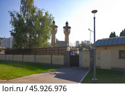 Мечеть Хатам Аль-Анбия в резиденции посла Ирана, улица Воронцовские Пруды, Москва. Солнечный летний день. (2024 год). Стоковое фото, фотограф Александр Кузнецов / Фотобанк Лори