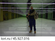 Посетитель (автор снимка) внутри экспозиции 5-й Уральской индустриальной биеннале современного искусства «Бессмертие». Екатеринбург, Уральский оптико-механический завод (2019 год). Редакционное фото, фотограф Алексей Иванов / Фотобанк Лори