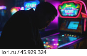 Gambler playing pinball in Las Vegas. Стоковое видео, видеограф Данил Руденко / Фотобанк Лори