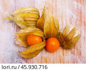 Physalis peruviana fruit on wooden table closeup. Стоковое фото, фотограф Яков Филимонов / Фотобанк Лори