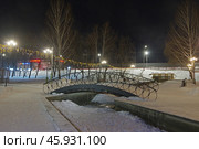 Пешеходный мостик через русло реки Берёзовки. Исторический сквер города Берёзовского, Свердловская область. Редакционное фото, фотограф Алексей Иванов / Фотобанк Лори