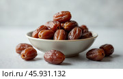 Delicious Arabian Dates Served in a Bowl for Iftar During Ramadan With Traditional Significance and Flavor. Стоковое AI-изображение, AI-художник Sergey Grishin / Фотобанк Лори
