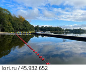 Любневице, Польша, 18 сентября 2023 г.: Моторные лодки у побережья. Пляж. Ограничительные буйки. Lubniewice, Poland, September 18, 2023: Pleasure motor boat near the coast. Beach. Стоковое фото, фотограф Александр Рыбалка / Фотобанк Лори