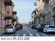 Улица Никольская - одна из немногих улиц, которая почти полностью сохранилась со времен Российской Империи. Астрахань (2012 год). Редакционное фото, фотограф Павел Просянов / Фотобанк Лори
