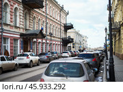 Улица Никольская - одна из немногих улиц, которая почти полностью сохранилась со времен Российской Империи. Астрахань (2017 год). Редакционное фото, фотограф Павел Просянов / Фотобанк Лори