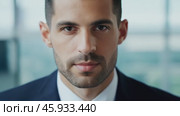 Businessman posing for facial recognition software. Стоковое видео, видеограф Данил Руденко / Фотобанк Лори
