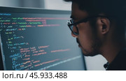 Software developer analyzing code on computer screen. Стоковое видео, видеограф Данил Руденко / Фотобанк Лори