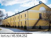 Здание ( памятник архитектуры ) в Астраханском кремле ( бывшие казармы Астраханского гарнизона) (2017 год). Стоковое фото, фотограф Павел Просянов / Фотобанк Лори