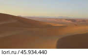 Camera panning over vast desert landscape. Стоковое видео, видеограф Данил Руденко / Фотобанк Лори