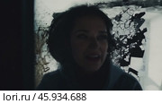 Woman in panic fleeing from a massive explosion while screaming in terror. Стоковое видео, видеограф Данил Руденко / Фотобанк Лори