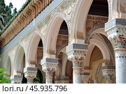 Ornate moorish arches creating stunning patterns in courtyard. Стоковое AI-изображение, AI-художник Иван Рябоконь / Фотобанк Лори