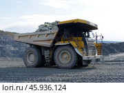 Карьерный самосвал фирмы "Caterpillar" 777F №48 в карьере комбината "Ураласбест" (Уральский асбестовый горно-обогатительный комбинат). Свердловская область, город Асбест (2019 год). Редакционное фото, фотограф Алексей Иванов / Фотобанк Лори