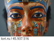 Tutankhamun's golden mask gazing into eternity, revealing ancient secrets. Стоковое AI-изображение, AI-художник Иван Рябоконь / Фотобанк Лори