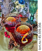 Mulled wine on the Christmas table. Стоковое фото, фотограф Марина Володько / Фотобанк Лори